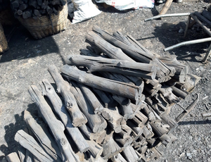 Charbon de bois pour barbecue à prix avantageux - Charbon de bois naturel en bois dur solide en forme de morceaux, noir, sans fumée, faible teneur en cendres, en provenance du Vietnam - Product Image 4