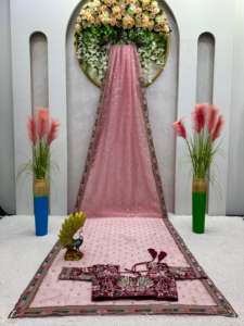 Impresionante Sari de diseñador en seda de organza pesada con hilo intrincado y trabajo de lentejuelas emparejado con una blusa a juego - Product Image 4