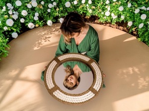 Miroir mural moderne en résine naturelle très demandé pour la chambre à coucher, la coiffeuse ou l'entrée, disponible au prix d'usine en Inde - Product Image 2