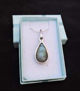 Collier en argent en Labradorite Bijoux faits main avec pierre naturelle Design élégant et unique - Product Image 6