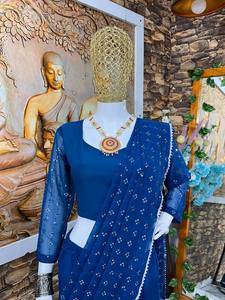 FABZONE Vêtements de soirée pour femmes Prêt-à-porter en fausse fourrure Matériaux recyclés LAHENGHA SAREE et BLOUSE FANTAISIE et POTLI - Product Image 4