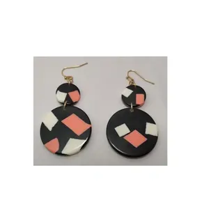 Boucles d'oreilles incrustées de résine de coeur de Lucite acrylique de mode pour femmes flambant neuves - Product Image 4