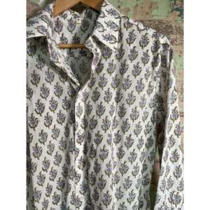 Chemise unisexe 100 % coton imprimée à la main, coupe ajustée, style décontracté et smoking, motif fleurs sauvages - Product Image 1