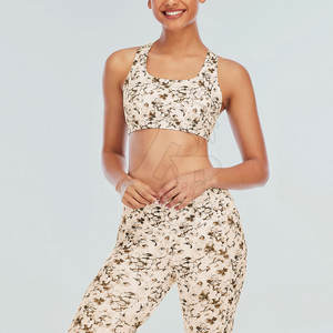 Conjunto de Yoga con estampado elegante para mujer con patrones personalizados Ajuste cómodo y tela transpirable Perfecto para el entrenamiento - Product Image 2