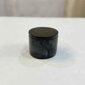 Frascos de resina coloridos para velas, disponibles en diferentes tamaños y diseños, con tapa, ideales para usar mientras se salen de citas para atraer la atención. - Product Image 3