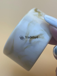 Brazalete de resina moteada de oro para joyería de moda de alta gama Look de Tradebyd - Product Image 4