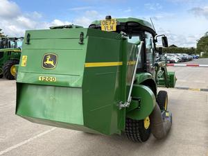 รถแทรกเตอร์สำหรับงานเกษตรขนาดเล็ก รุ่น 2024 JD 3046R แบบมีห้องโดยสาร ขับเคลื่อน 4 ล้อ พร้อมที่ตักด้านหน้า ระบบ PTO กลางด้านหลัง และ PTO กลางด้านหน้า - Product Image 4