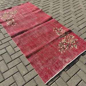 Alfombra Turca de 3.37x6.7 pies, Alfombra Vintage, Alfombra de Lana con Camuflaje Rojo - Product Image 1