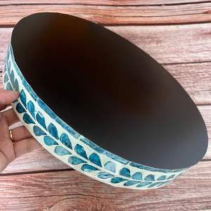 Bandeja de resina de madera de tamaño personalizado artesanías con incrustaciones de perlas madre para el hogar que sirve decorativo sostenible para alimentos nueces HF CRAFTS - Product Image 3