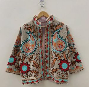 Chaqueta de Invierno Hecha a Mano para Mujer, Chaqueta con Bordado Floral Suzani Estampado, Chaqueta de Invierno de Tela Corta TNT - Product Image 1
