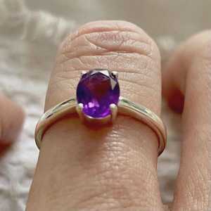 Anillo de declaración de Plata de Ley 925 hecho a mano para mujer, piedra preciosa Natural blanca de amatista, corte ovalado minimalista - Product Image 1