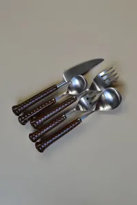 Ensemble de couverts de service en acier inoxydable à poignée marron avec un design élégant, parfait pour une utilisation de table au restaurant et à l'hôtel - Product Image 6