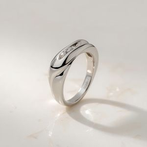 Alianza de boda de oro blanco de 18 quilates para mujer, joyería fina, diseño moderno minimalista, anillo hecho a mano de tendencia 2025 - Product Image 4