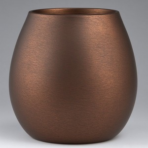 Vase en métal élégant fabriqué à la main avec un design unique et une surface lisse parfait pour les villas modernes et la décoration intérieure exclusive - Product Image 1