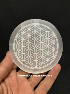 Hermosa Luna y estrella de forma redonda de selenita de 75-80mm grabada con técnica de tallado estatuilla de mascota estilo Feng Shui - Product Image 4