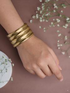 Pulsera de latón moderna hecha a mano con opciones personalizables para uso diario y ocasiones especiales - Product Image 3