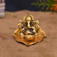 Ganesh Idol on Leaf Art Deco Design Lord Ganesha avec Diya en métal pour Diwali Home Decorative Gift and Puja Items