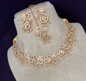 Collier et boucles d'oreilles Kundan traditionnels élégants avec perles Accents floraux Bijoux de mariage de style vintage pour les fêtes de mariées - Product Image 1