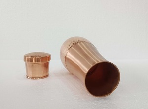 Bouteille en cuivre pur de qualité supérieure pour l'eau de désintoxication et les bienfaits ayurvédiques indiens traditionnels pour la santé - Product Image 4