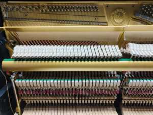 เปียโนยามาฮ่า UX1 สีดำ คุณภาพเสียงสูงสำหรับการแสดงระดับมืออาชีพ เสียงที่ไพเราะ เหมาะสำหรับการศึกษาดนตรี 88 คีย์ - Product Image 3