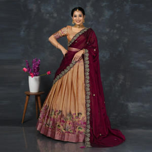 Lehenga Choli de Seda Banarasi Tradicional, Largo hasta el Suelo, con Tejido Floral Artístico y Borde Decorativo, Dupatta para Bodas y Uso en la Playa - Product Image 4