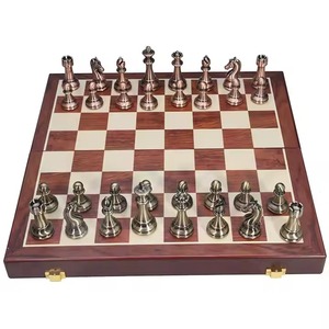 Jeu d'échecs artisanal en métal avec des pièces sculptées détaillées pour une décoration sophistiquée et un jeu de stratégie intemporel - Product Image 1