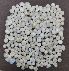 พลอยมูนสโตนธรรมชาติทรงหลังเบี้ย รูปทรงผสม หลายขนาด สีขาว พลอยประจำเดือนมิถุนายน น้ำหนัก 1-5 กะรัต เมห์ราจูดิน เจมส์ - Product Image 3