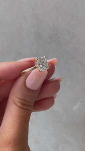 แหวนเพชรทรงเม็ดเดี่ยวแบบยาวซ่อนเบาะทรงยาว18K ทรงโค้งสีทองล้วนแหวนแต่งงาน - Product Image 2