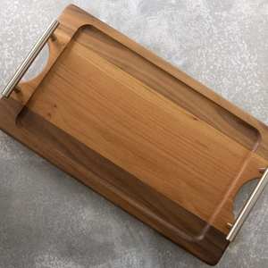 Plateau de service classique avec poignée en métal maison hôtel plat de service de nourriture en bois couleur naturelle forme carrée meilleures fournitures de plateau de service - Product Image 1