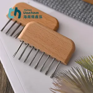 Щетка для чистки волос с деревянной ручкой