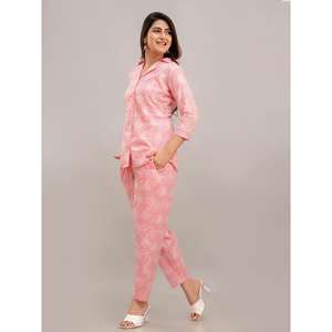 Ensemble 2 pièces en lin pour femme rose bébé avec plumes imprimé co-ord coupe ample longueur au genou formel pour les tenues d'été d'automne taille XS - Product Image 5