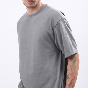 เสื้อยืดแขนสั้นคอกลมสีเทาสำหรับผู้ชาย ผ้าถักแห้งเร็ว ทรงหลวม สวมใส่สบาย สีพื้น ผ้าโพลีเอสเตอร์ - Product Image 3