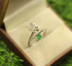 แหวนมรกตราชสถานธรรมชาติ ประดับบนตัวเรือนเงินแท้ 925 ชุบโรเดียม ดีไซน์มินิมอล - Product Image 6