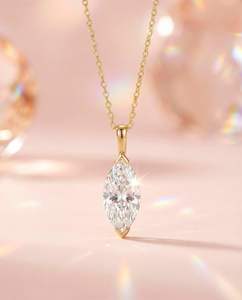 Collar con Colgante de Diamante Moissanite, Corte Marquesa, Plata 925 con Baño de Oro, Regalo de Novia para Bodas y Fiestas - Product Image 1