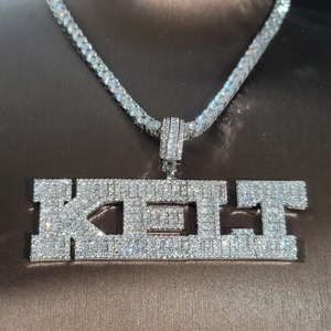 Pendentif en or 14 carats certifié IGI avec diamant taille ronde glacé pour homme Pendentifs en or blanc fin avec breloque en diamant de laboratoire avec nom personnalisé - Product Image 4