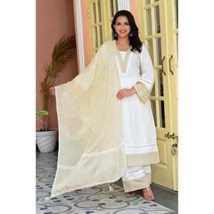 Kurta en mousseline blanc et or avec encolure en dentelle fantaisie, dupatta en organza et pantalon - Product Image 3