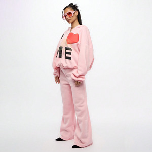 Ensemble 2 pièces pour femmes Vente en gros Ensemble de survêtements pour femmes Streetwear personnalisé Ensemble de pantalons de survêtement à capuche avec fermeture éclair et logo imprimé bouffant - Product Image 2