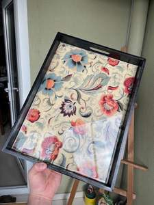 Plateau de service moderne en bois uni et fabriqué à la main pour la salle à manger, la cuisine et la décoration intérieure. - Product Image 3