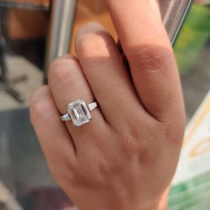 Anillos de boda de Plata de Ley 925 con solitario de diamante cultivado en laboratorio de corte esmeralda clásico de tres piedras para mujer - Product Image 3