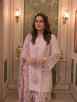 Ensemble prêt-à-porter entièrement cousu avec haut en crêpe naturel brodé de sequins, pantalon Farshi Salwar et dupatta.