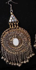 สร้อยคอเส้นใหญ่แบบดั้งเดิมของชนเผ่าที่มีลูกปัดรูปไข่สีขาวมันวาวหลายแถวจัดเรียงอย่างประณีต - Product Image 5