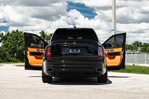 Elegante y Impecable Rolls-Royce Cullinan 2024, V12 Biturbo, Tracción en las Cuatro Ruedas, Interior Mandarín, Altamente Equipado - Product Image 2