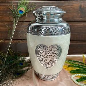 Urne funéraire en laiton gravée argent et or pour cendres humaines - Urne commémorative artisanale pour adulte - Product Image 3