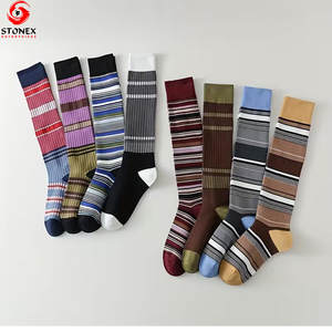 Chaussettes longues pour femmes très vendues, design élégant, coton doux, impression numérique, séchage rapide, couleurs et logo personnalisés, usage quotidien en automne - Product Image 1