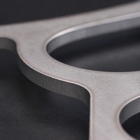 Découpe laser de précision de pièces en acier sur mesure pour la fabrication OEM de machines de construction