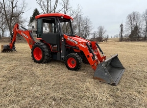Tracteur à roues Kubota M62 rouge 4x4 diesel avec chargeur et pelle rétrocaveuse, équipement agricole multifonctionnel - Product Image 2