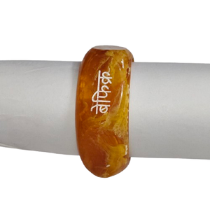 Bracelet tendance en résine imprimée avec inscription personnalisée en écriture hindi, slogan « Befikra », bracelet en acrylique marbré orange, bijoux à la mode avec typographie tendance - Product Image 3