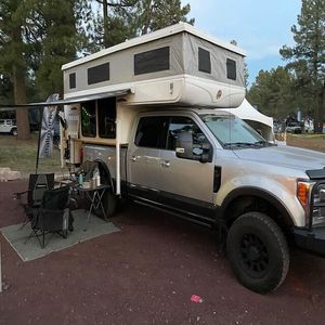 Camping-car tout-terrain 4x4 avec toit relevable, capacité 3-4 personnes, caravane remorque, normes américaines, australiennes et européennes. - Product Image 1