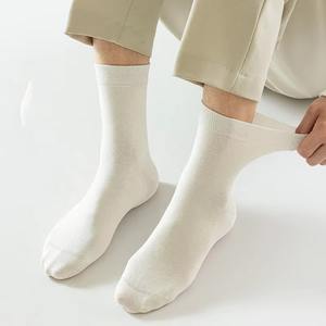 Xiangyi suave peso ligero transpirable Anti olor liso Elite hombres calcetines algodón alta calidad Midi Casual Crew calcetines para hombres - Product Image 1