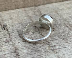 Bague ronde en labradorite en argent sterling facetté et flashy Boho Rocker Energy Stone serti dentelé pour la protection des mariages - Product Image 6